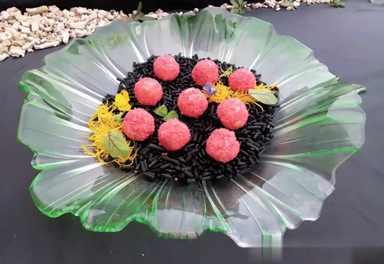 美食推荐：麻辣烤五花肉、石宝蒸豆腐、灌汤薯球做法