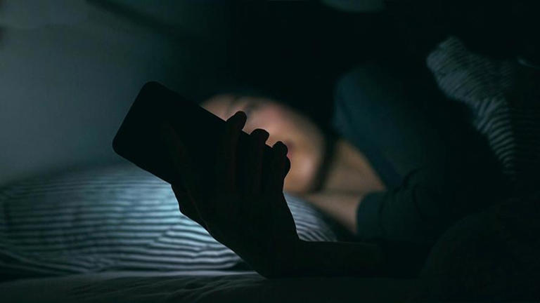 睡不着闭眼睛躺着算“熬夜”吗？医生说法和你想的不同