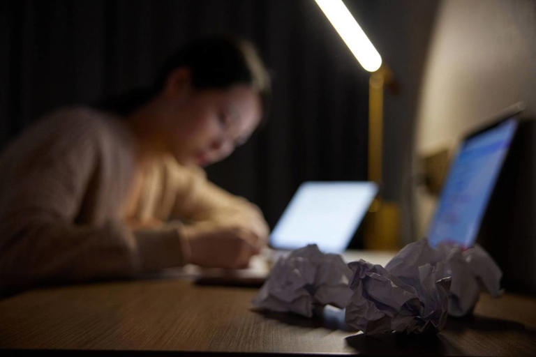 睡不着闭眼睛躺着算“熬夜”吗？医生说法和你想的不同