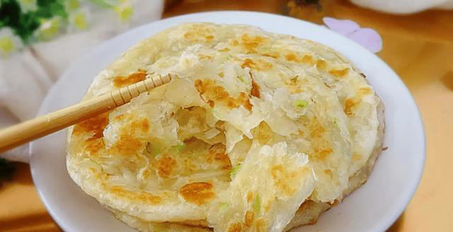 葱油饼怎么做？教您方法和窍门，这样做柔软多层，放凉也不会硬