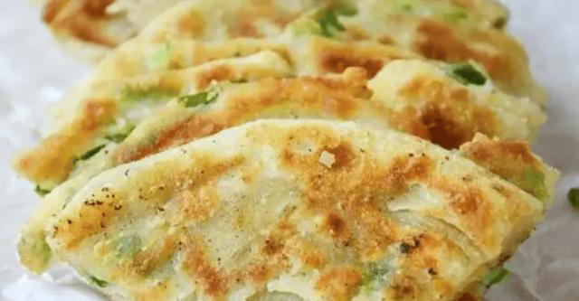 葱油饼怎么做？教您方法和窍门，这样做柔软多层，放凉也不会硬