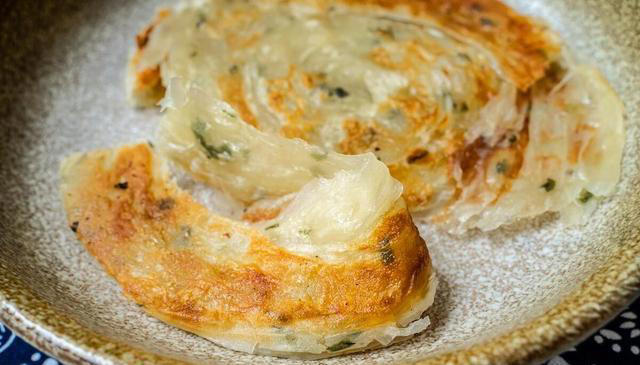 葱油饼怎么做？教您方法和窍门，这样做柔软多层，放凉也不会硬