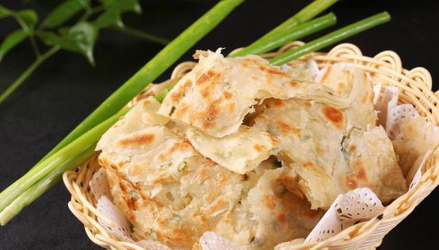 葱油饼怎么做？教您方法和窍门，这样做柔软多层，放凉也不会硬