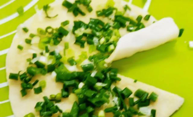 葱油饼怎么做？教您方法和窍门，这样做柔软多层，放凉也不会硬