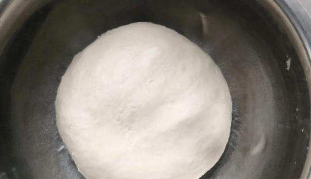 葱油饼怎么做？教您方法和窍门，这样做柔软多层，放凉也不会硬