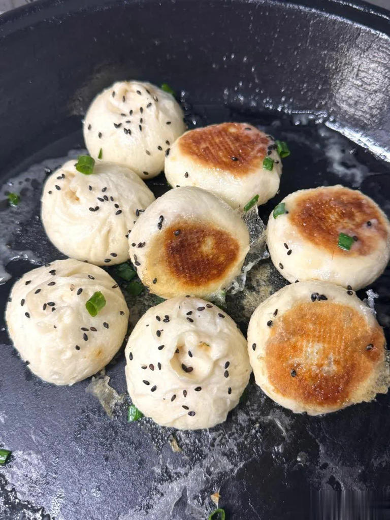 全家都爱的生煎包做法，皮酥汁浓肉香四溢！