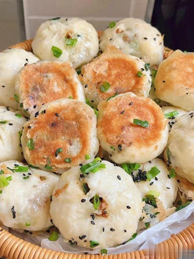 全家都爱的生煎包做法，皮酥汁浓肉香四溢！ 