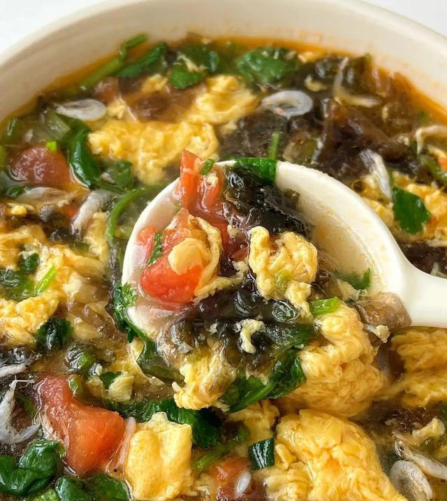 钾是香菇的20倍，建议中老年隔天吃一次，对肝脏好，腿脚也有力