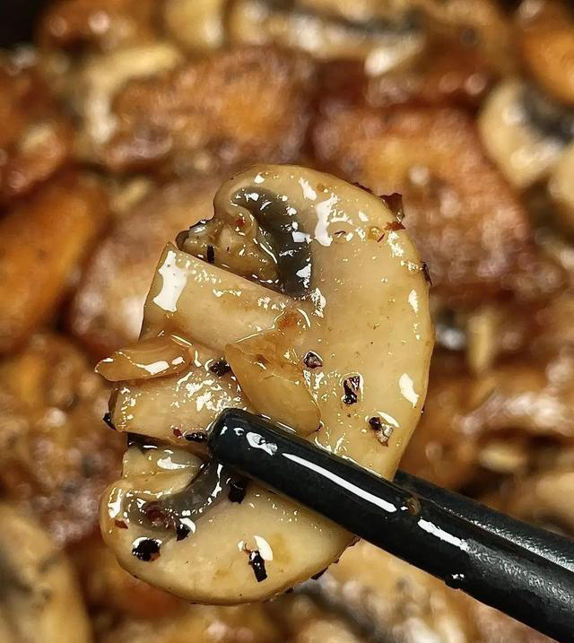 钾是香菇的20倍，建议中老年隔天吃一次，对肝脏好，腿脚也有力