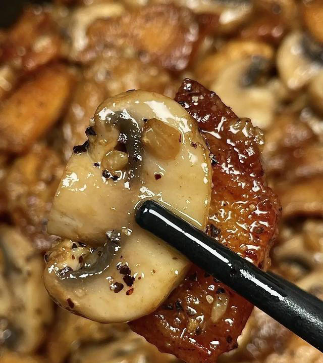 钾是香菇的20倍，建议中老年隔天吃一次，对肝脏好，腿脚也有力