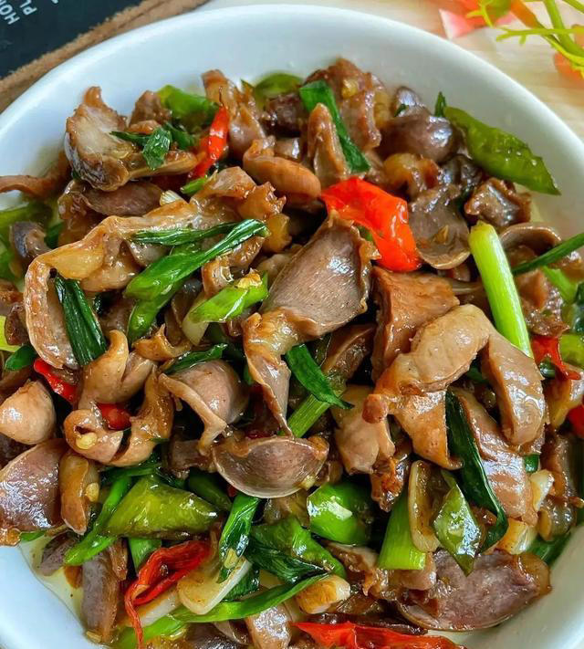 钾是香菇的20倍，建议中老年隔天吃一次，对肝脏好，腿脚也有力