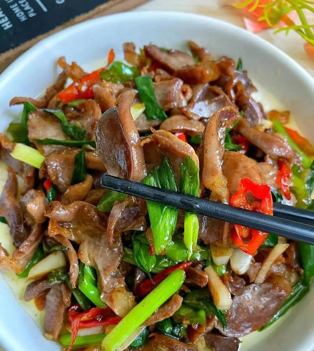 钾是香菇的20倍，建议中老年隔天吃一次，对肝脏好，腿脚也有力