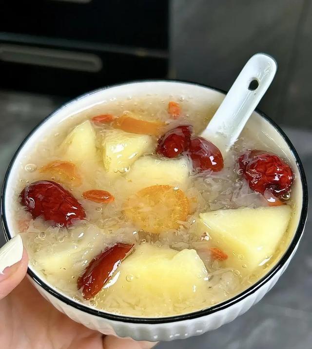 钾是香菇的20倍，建议中老年隔天吃一次，对肝脏好，腿脚也有力