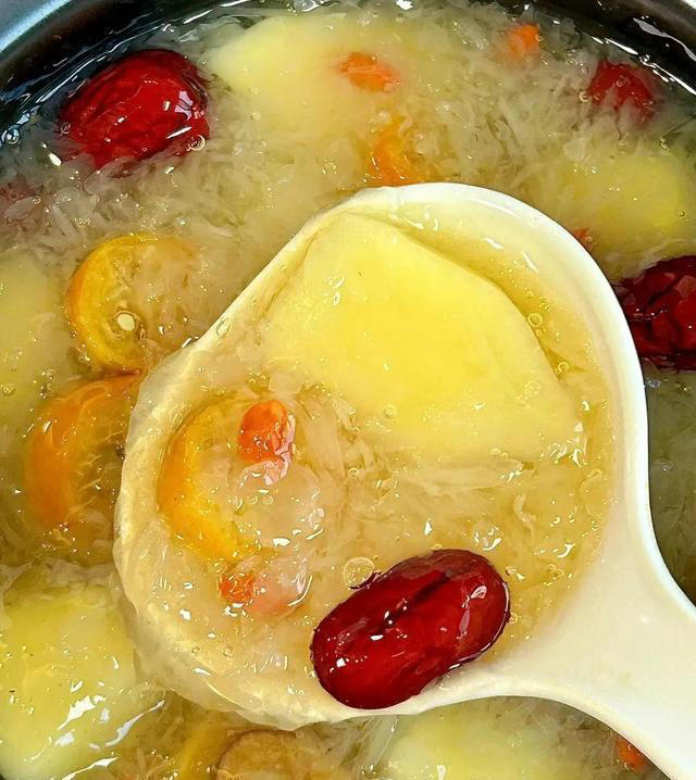 钾是香菇的20倍，建议中老年隔天吃一次，对肝脏好，腿脚也有力