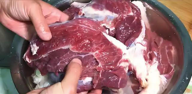 卤牛肉，不要直接下锅煮，教你正确做法，牛肉鲜嫩入味，不柴不腥