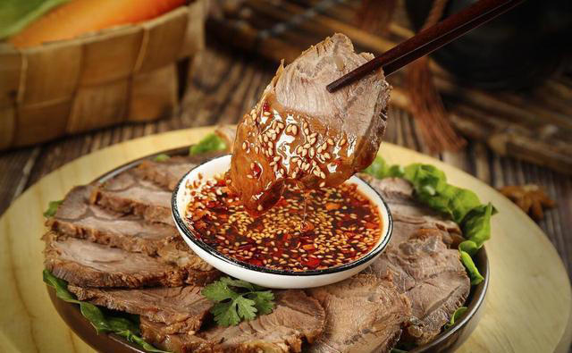 卤牛肉这样做,酱香十足、香气诱人,让人大口吃肉的感觉非常爽!