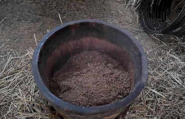 花盆里撒一把，不管多难养的花，叶绿根壮长势旺，不黄叶不烂根