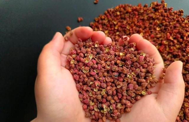 花盆里撒一把，不管多难养的花，叶绿根壮长势旺，不黄叶不烂根