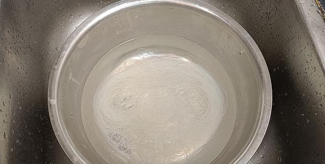 教你做道酸菜粉丝汤来吃，爽口开胃，解暑又解腻