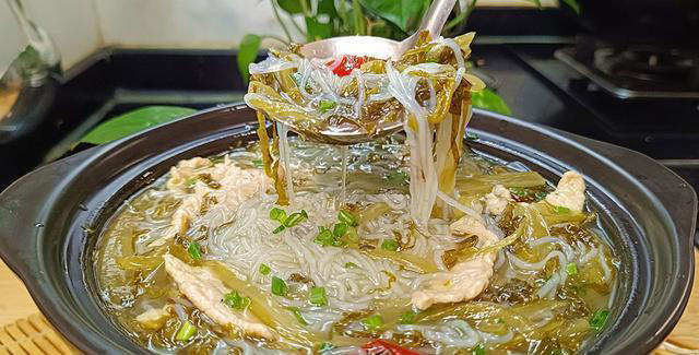教你做道酸菜粉丝汤来吃，爽口开胃，解暑又解腻