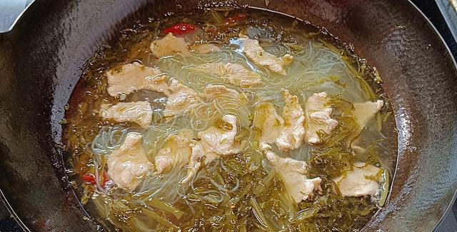 教你做道酸菜粉丝汤来吃，爽口开胃，解暑又解腻