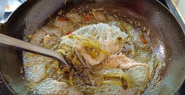 教你做道酸菜粉丝汤来吃，爽口开胃，解暑又解腻