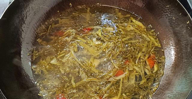 教你做道酸菜粉丝汤来吃，爽口开胃，解暑又解腻