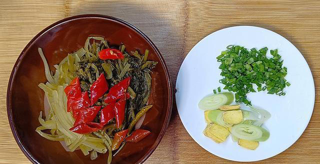 教你做道酸菜粉丝汤来吃，爽口开胃，解暑又解腻