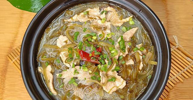 教你做道酸菜粉丝汤来吃，爽口开胃，解暑又解腻