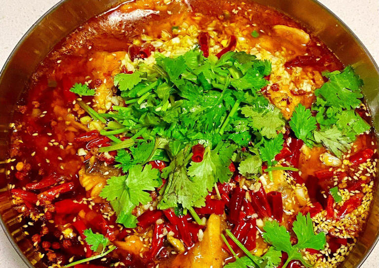 水煮鱼这样做香辣过瘾，嫩滑入味，好吃到迷糊，喜欢吃辣的试试