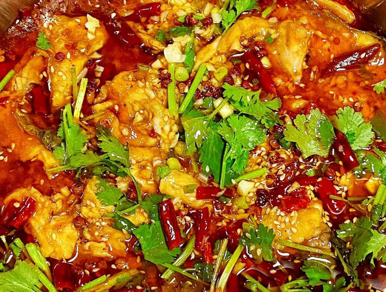 水煮鱼这样做香辣过瘾，嫩滑入味，好吃到迷糊，喜欢吃辣的试试