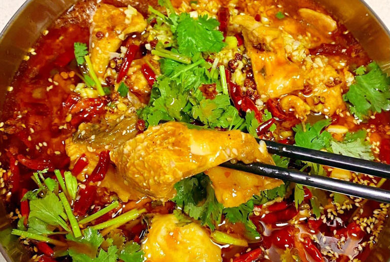 水煮鱼这样做香辣过瘾，嫩滑入味，好吃到迷糊，喜欢吃辣的试试