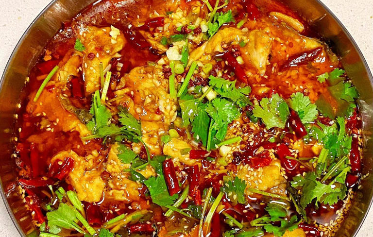 水煮鱼这样做香辣过瘾，嫩滑入味，好吃到迷糊，喜欢吃辣的试试