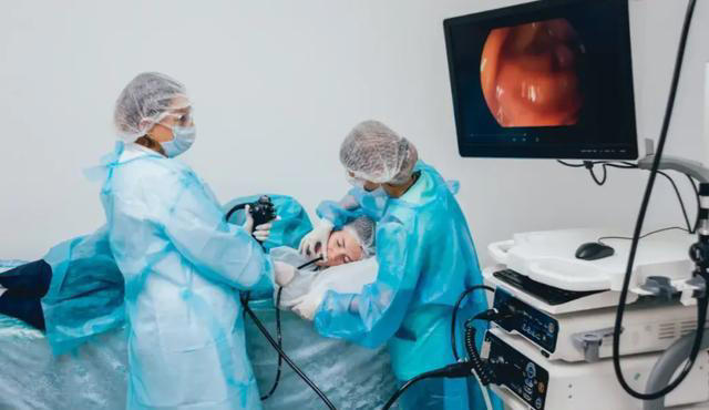 医生劝告：胃癌早期不是反胃，而是频繁出现这3症状，别不当回事