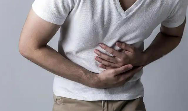 医生劝告：胃癌早期不是反胃，而是频繁出现这3症状，别不当回事