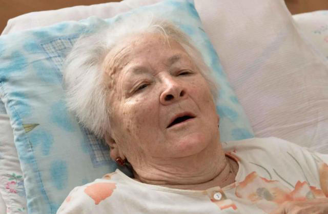 大脑开始萎缩，走路就知道？脑萎缩患者，走路时多半会有5种表现