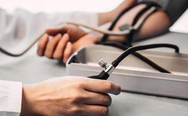 大脑开始萎缩，走路就知道？脑萎缩患者，走路时多半会有5种表现