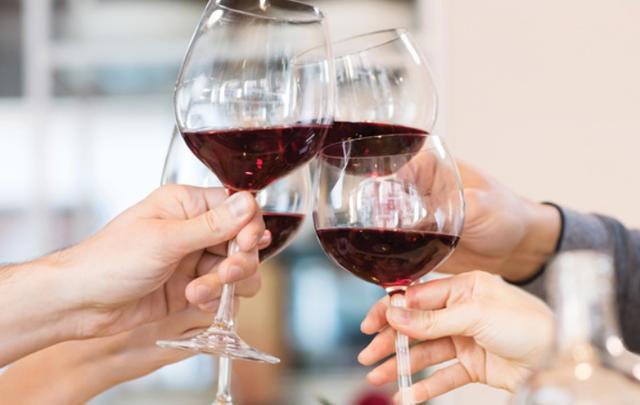 大脑开始萎缩，走路就知道？脑萎缩患者，走路时多半会有5种表现