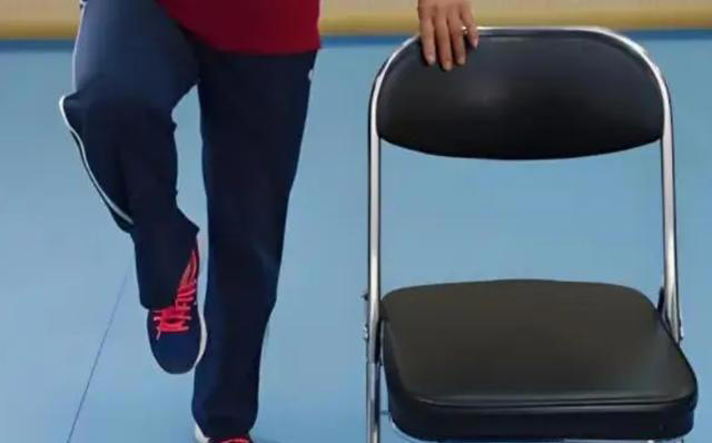 大脑开始萎缩，走路就知道？脑萎缩患者，走路时多半会有5种表现