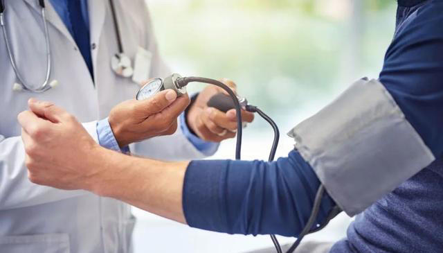 医生劝告：吃完降压药，建议不要碰这5种东西，包括1种常见水果