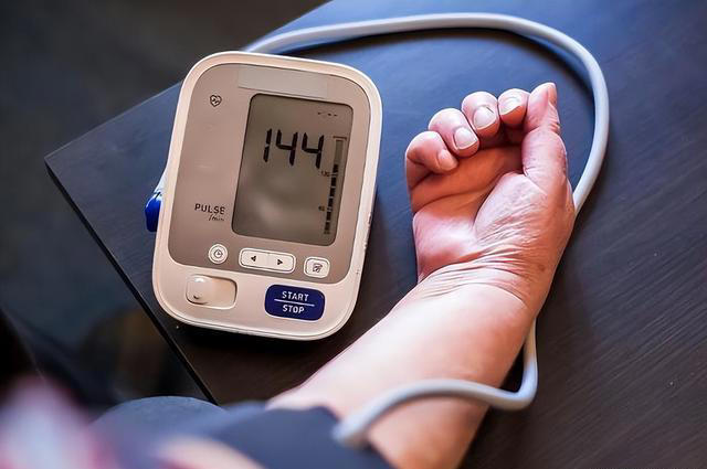 人不会无故患上高血压，研究发现：患上高血压，背后有5点原因