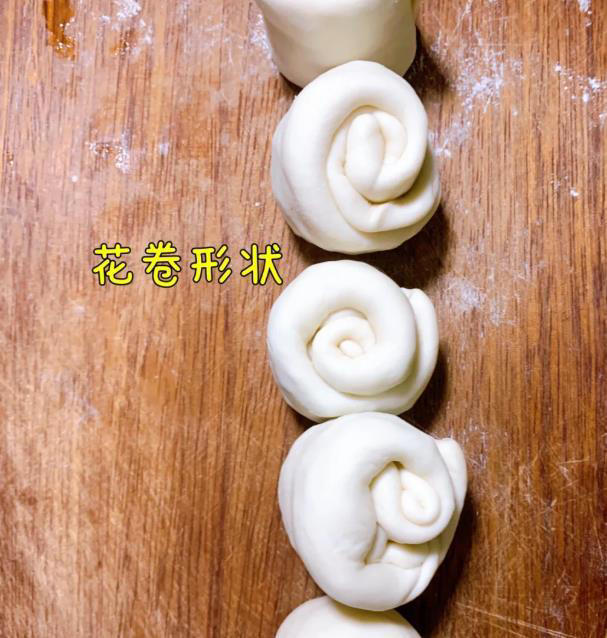 做葱油饼，最忌直接上锅煎，学会正确做法，又香又酥不油腻，真香