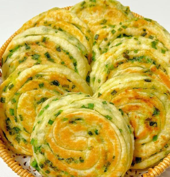 做葱油饼，最忌直接上锅煎，学会正确做法，又香又酥不油腻，真香