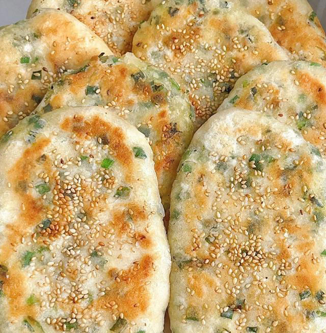 做葱油饼，最忌直接上锅煎，学会正确做法，又香又酥不油腻，真香