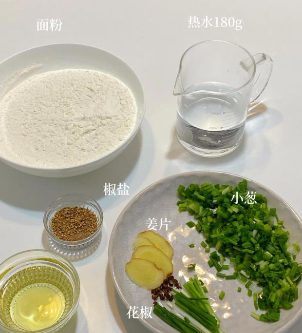 做葱油饼，最忌直接上锅煎，学会正确做法，又香又酥不油腻，真香
