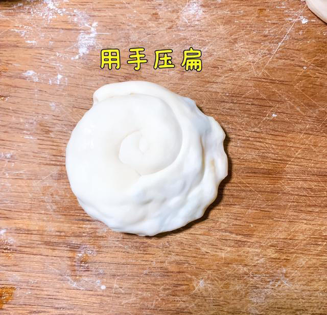 做葱油饼，最忌直接上锅煎，学会正确做法，又香又酥不油腻，真香