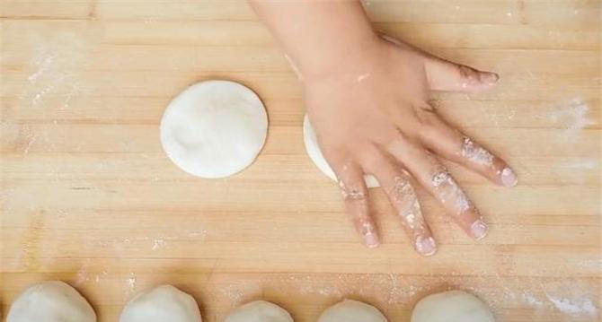 家常烙饼夏天最简单的方法，不用醒面，40秒一张，好吃又筋道