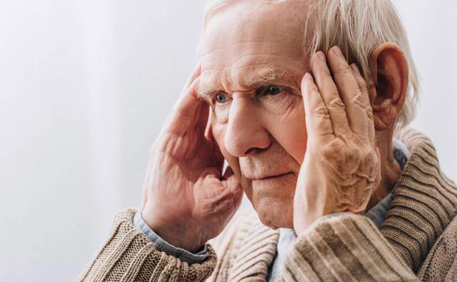 阿尔兹海默症是拖出来的，医生透露：身上3处异样尽早去医院检查