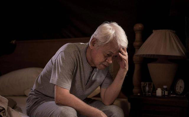 阿尔兹海默症是拖出来的，医生透露：身上3处异样尽早去医院检查