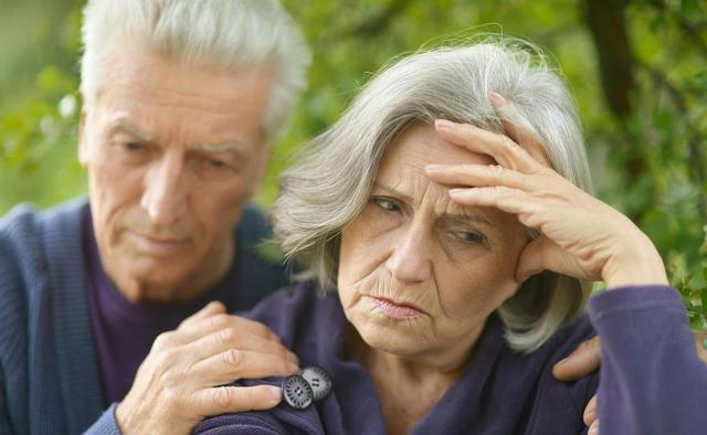 阿尔兹海默症是拖出来的，医生透露：身上3处异样尽早去医院检查